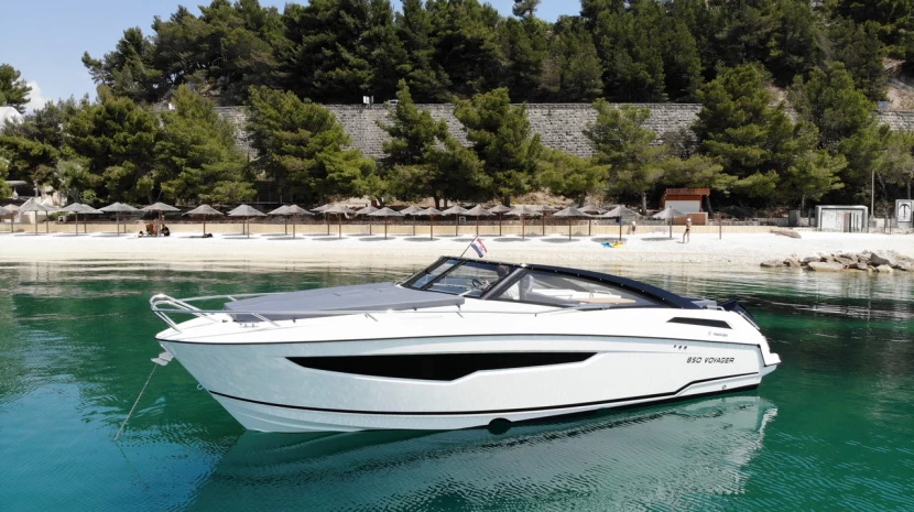 Daily rent - Parker 850 Voyager - from 800€